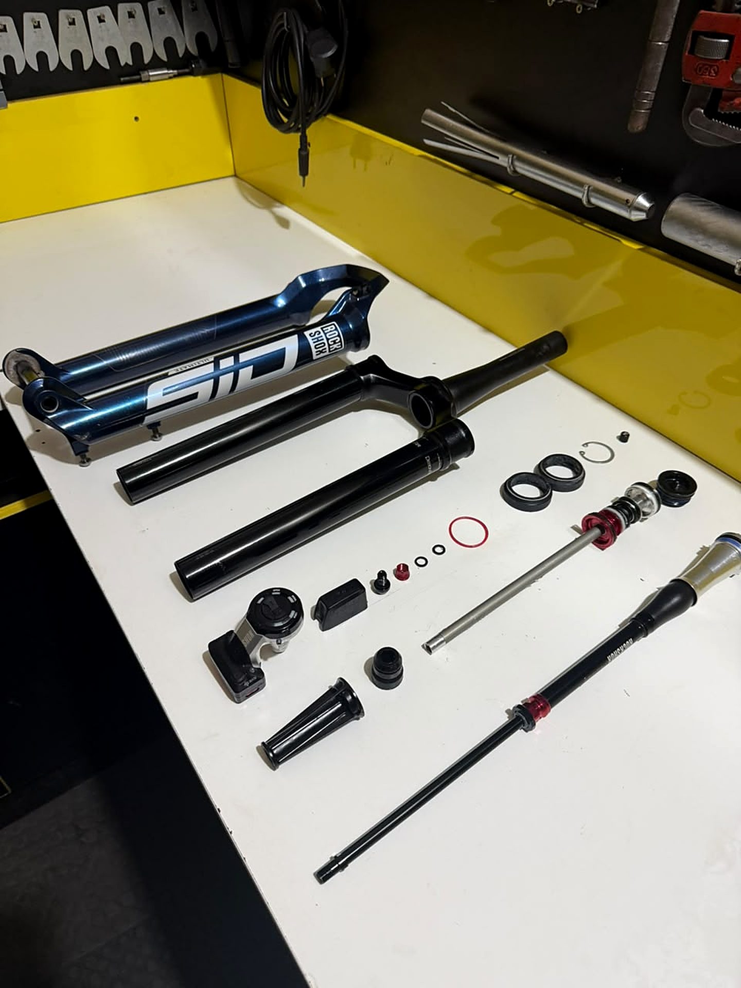 Suspensão RockShox SID desmontada para revisão